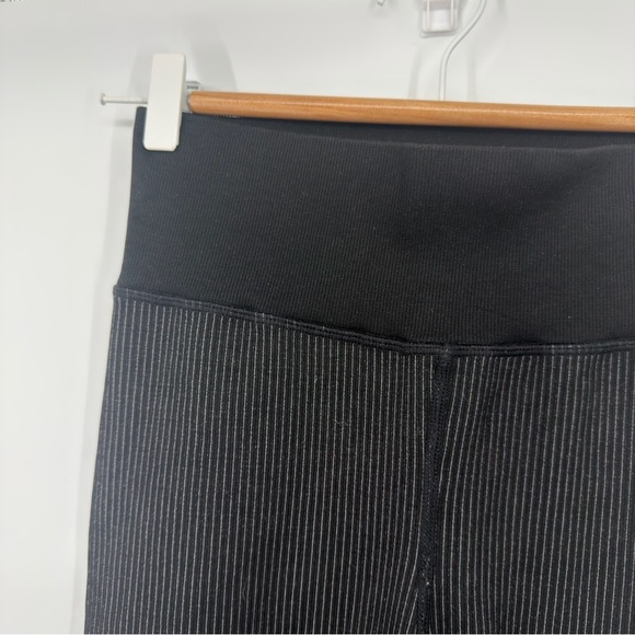 Offline by Aerie 7/8 Hi Rise Leggings Small Black Pinstripe Stretch - Picture 4 of 6